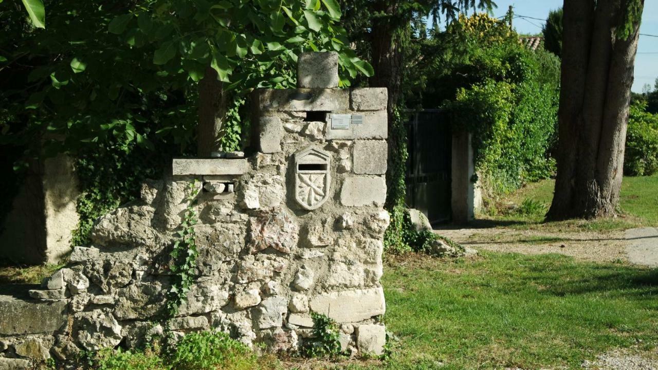 Mas Grimaud - Gite- Studio Et Chambres D'Hotes Familiales Eygalières Buitenkant foto